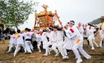 御旅所に到着し、豪快に練り合う大みこしとさかき＝１４日、新温泉町の浜坂県民サンビーチ