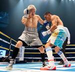 　１回、フェルナンド・マルティネス（右）を攻める井岡一翔＝大田区総合体育館