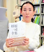 「一司の作品を詠み継いでほしい」と話す岡村さん＝鳥取市湖山町南４丁目の鳥取大
