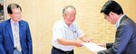 伊木市長（右）に要望書を渡す小谷会長（中央）と福島会長＝３日、米子市役所
