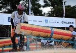 「丸太合わせ輪切り」に挑む選手＝２８日、大山町赤松の大山槙原駐車場