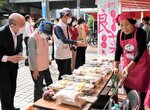 手作りの加工品や野菜を買い求める人でにぎわう会場