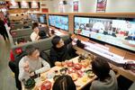 　回転ずし大手「スシロー」の北京で４カ所目となる新店舗＝１月（共同）