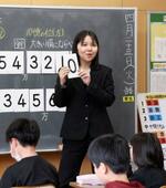 　担任を務める４年生のクラスで授業をする山形県村山市立楯岡小の鹿野真依教諭＝４月、楯岡小