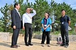 鳥取砂丘を視察する三日月知事（左から２人目）＝２１日、鳥取市福部町湯山の鳥取砂丘