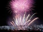 　１５年ぶりの「さくら祭り」で打ち上げられた花火。下は桜並木＝４日夜、福島県浪江町