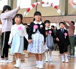 学校生活に期待いっぱいの新１年生ら＝８日、鳥取市古郡家の米里小