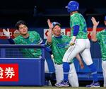 　７回、先制２点打の田中（右）を迎える中日の立浪監督（中央）ら＝バンテリンドーム