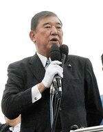 街頭演説で自民党改革への思いなどを訴えた石破氏＝３０日、ＪＲ鳥取駅前