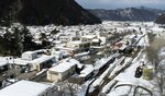 豊かな自然に囲まれた若桜町。中心地の若桜駅（同町若桜）周辺には観光施設や飲食店などが密集している＝２０２２年１月