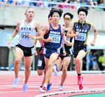 男子８００㍍予選１組　鳥取城北の竹内（中央）が先頭集団で競り合う＝福岡市の博多の森陸上競技場