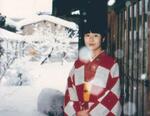 　自宅前で和服を着た横田めぐみさん＝１９７７年１月（横田滋さん撮影）