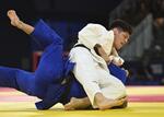 　男子９０キロ級２回戦　エストニア選手（下）に一本勝ちする村尾三四郎＝パリ（共同）