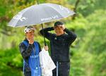 　第２日、雨の中、笑顔でラウンドする金子駆大（右）。通算３アンダーで暫定２位＝名古屋ＧＣ和合