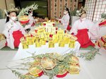 縁起物を手際よく仕上げる神楽女＝２６日、大阪市住吉区の住吉大社