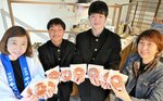 酒かすを使って開発したドーナツを手にする関係者＝境港市大正町のはまゆう