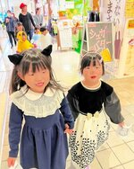 仮装して店内を回り「まちがいさがし」をする子どもたち
