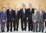 　石破首相（中央）と首相官邸で面会し、写真に納まる被団協代表委員の箕牧智之さん（左から２人目）と田中熙巳さん（同３人目）ら＝８日午前