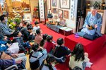 弓浜絣を題材にした新作落語を披露する桂文吾さん（右奥）