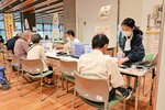 申請者で混雑するマイナポイント申請の特設窓口＝２８日、鳥取市役所