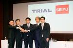 　共同記者会見で写真撮影に応じる（左２人目から）トライアルホールディングスの亀田晃一社長、永田洋幸取締役、西友の野村優執行役員ら＝５日午後、東京都千代田区