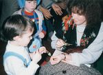 ベルサイユ市での大茶会で打吹公園だんごを食べる子ども＝１９８６年