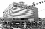 開店当初の米子高島屋。入店を待つ人々の列が当時のにぎわいを物語る（ＪＵ米子高島屋提供）