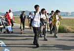 昨年の１００キロハイクで鳥取砂丘を目指して歩く参加者ら