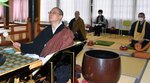 人々の幸せを願い念仏を唱える僧侶ら＝２５日、鳥取市湖山町北１丁目の栖岸寺