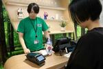 　大阪・関西万博の会場で使われている、顔認証による決済のデモンストレーション＝３月、大阪市中央区