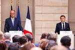 　７日、フランス・パリで共同記者会見するマクロン大統領（右）とドイツのメルツ新首相（ＡＰ＝共同）