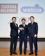 　記者会見後、写真に納まるツルハホールディングスの鶴羽順社長（中央）、ウエルシアホールディングスの桐沢英明社長（右）、イオンの吉田昭夫社長＝１１日、東京都千代田区