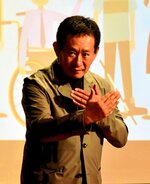 「演じる権利と観る権利」を手話で話す庄崎さん