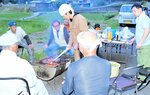バーベキューを楽しみながらホタルの飛来を待つ住民たち＝１０日、新温泉町歌長の数久谷地区