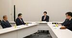 　日本維新の会の統治強化に向けて新設したガバナンス委員会の初会合。左から３人目は発言する吉村洋文代表＝２８日午後、国会