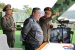 　朝鮮人民軍の「首都防御軍団第６０訓練所」を視察する北朝鮮の金正恩朝鮮労働党総書記（手前）＝１３日（朝鮮中央通信＝共同）