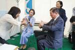 　「ともともフェスタ２０２５」で手話を体験する石破首相（右）と三原少子化相（中央）＝３０日午後、東京・元赤坂の迎賓館（代表撮影）