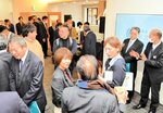 全但バス湯村温泉営業所２階にできた交流拠点施設のオープンを祝う関係者＝２３日、新温泉町湯