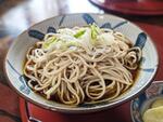 　秋田県羽後町の西馬音内地区で、地元産のそば粉を使った「彦三」の冷やがけそば