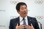 　ＩＯＣ委員へのプレゼンテーション終了後、報道陣の取材に応じる国際体操連盟の渡辺守成会長＝１月、スイス・ローザンヌ（ＡＰ＝共同）