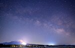 澄んだ星空にたなびく天の川＝１日午前５時ごろ、鳥取県伯耆町須村