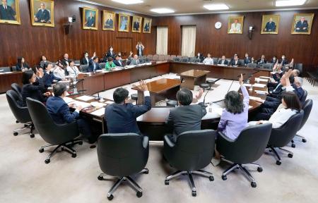 　捜査・公判手続きをＩＴ化する刑事訴訟法などの改正案を可決した参院法務委＝１５日午後