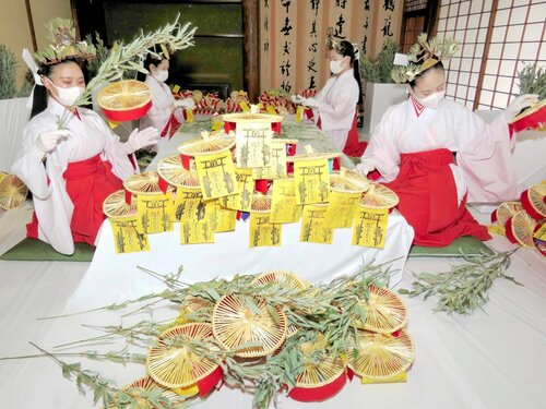 縁起物を手際よく仕上げる神楽女＝２６日、大阪市住吉区の住吉大社