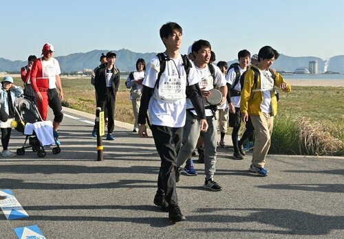昨年の１００キロハイクで鳥取砂丘を目指して歩く参加者ら