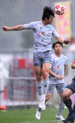 鳥取―都農　ガイナーレは前半、半田が積極的に攻撃を仕掛ける＝いちご宮崎新富サッカー場