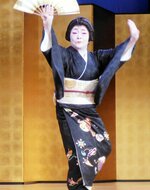 真打ちを務め、義太夫「万歳」を披露する花柳與桂師匠