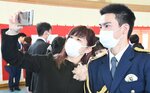 式典終了後、訪れた保護者と写真撮影する入校生（右）＝６日、鳥取市伏野の県警察学校
