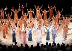 観客の大きな拍手に応える出演者ら＝２０日夜、倉吉市のエースパック未来中心