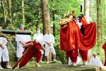 ゆったりとした動きが特徴の麒麟獅子舞（浦富熊野神社麒麟獅子舞保存会提供）