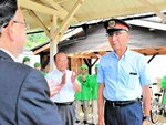 佐津駅の名誉駅長を委嘱された八木さん（右）＝１８日、香美町香住区無南垣の佐津駅